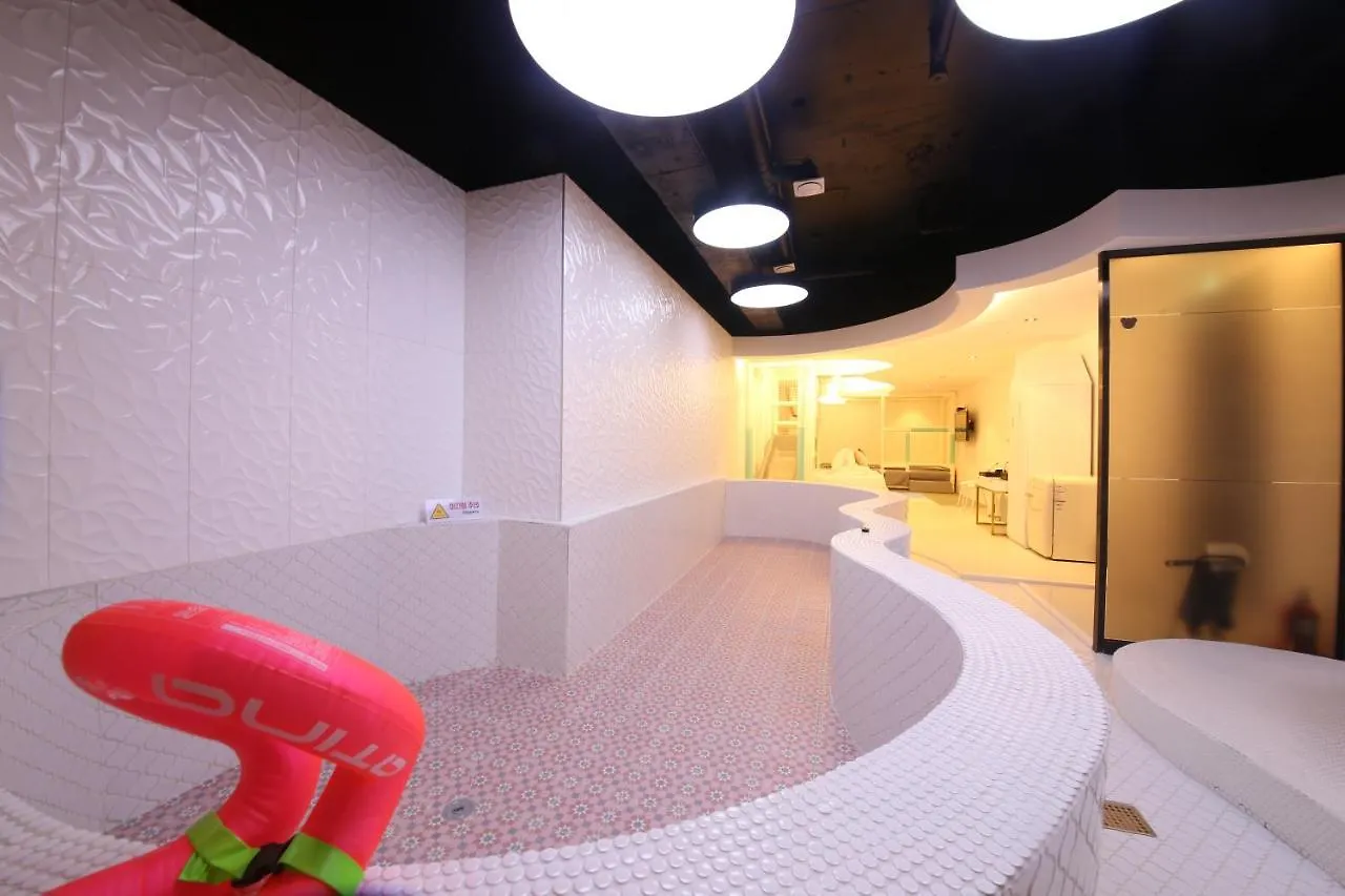 Almond Kids Hotel Gimhae 2*,