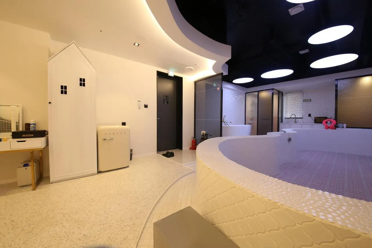 Almond Kids Hotel Gimhae