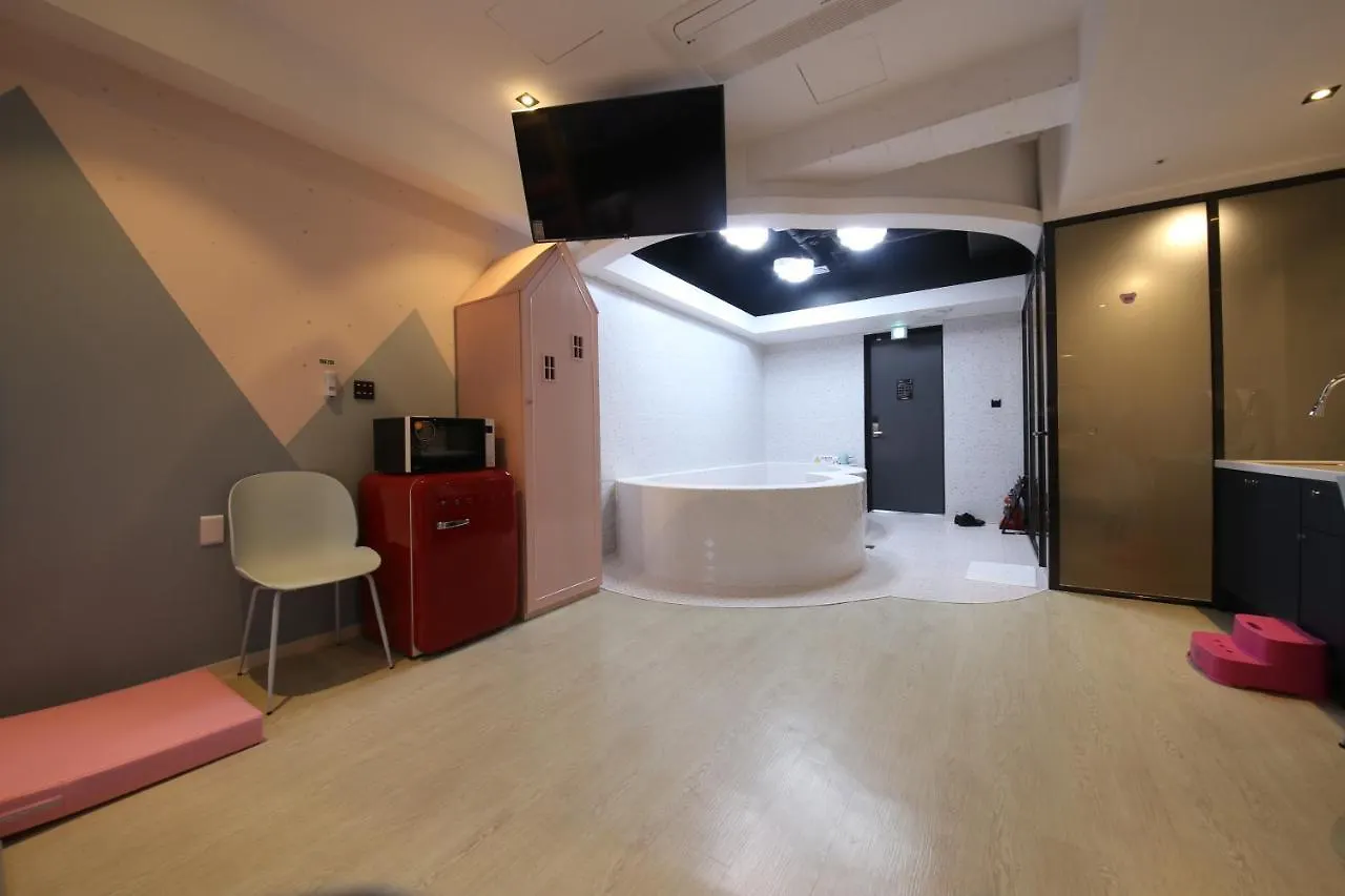 Almond Kids Hotel Gimhae