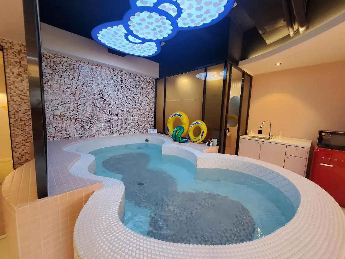 Almond Kids Hotel Gimhae 2*,